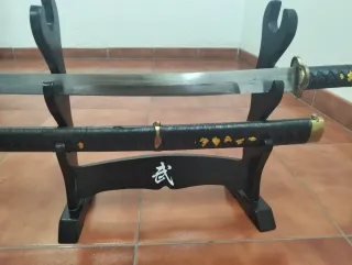 Katana con soporte