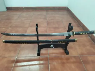 Katana con soporte