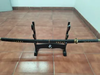 Katana con soporte
