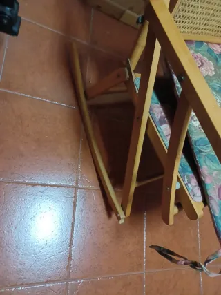 Dondolino pieghevole in legno di pino con imbottitura e rete