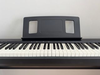 Piano Roland FP10 con mueble
