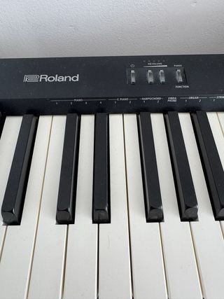 Piano Roland FP10 con mueble