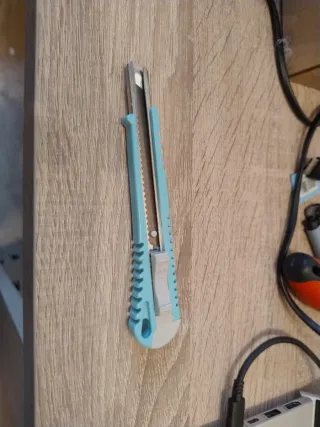 Cúter azul y blanco