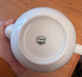 Teiera vintage bianca con bordi rossi