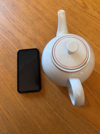 Teiera vintage bianca con bordi rossi