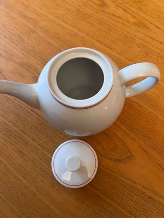 Teiera vintage bianca con bordi rossi