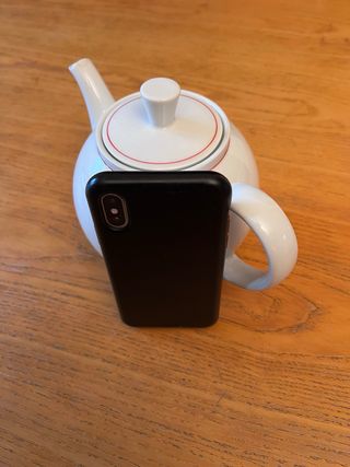 Teiera vintage bianca con bordi rossi