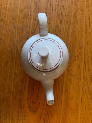 Teiera vintage bianca con bordi rossi