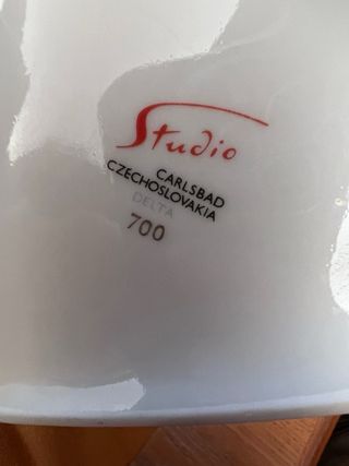 Teiera vintage bianca con bordi rossi