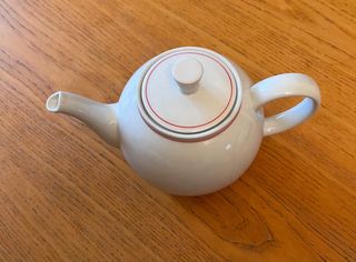 Teiera vintage bianca con bordi rossi