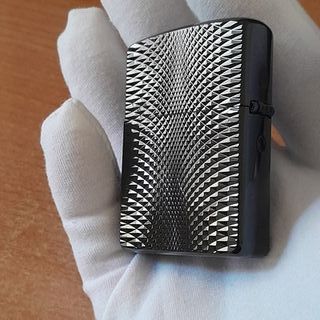 Elegante custodia Zippo Diamond Armor in nero, edizione limitata Nº 7.227 di 9.999