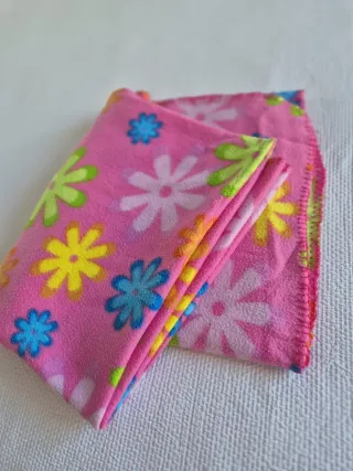 Manta infantil rosa con flores de colores