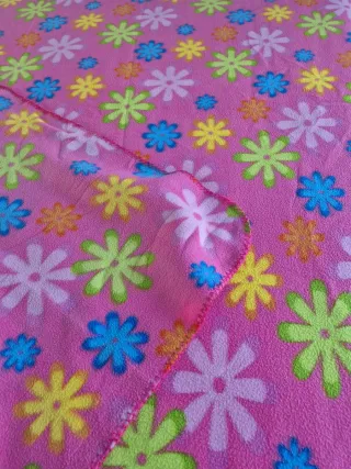 Manta infantil rosa con flores de colores