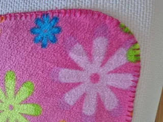 Manta infantil rosa con flores de colores