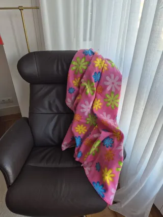 Manta infantil rosa con flores de colores