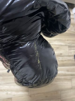 Chaqueta plumífera DKNY negra brillante