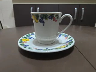 Taza y plato café decorada con frutas