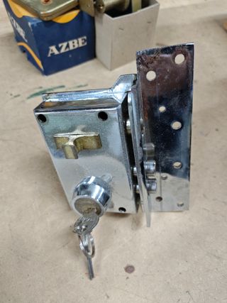 Cerrojo de sobrepuerta AZBE