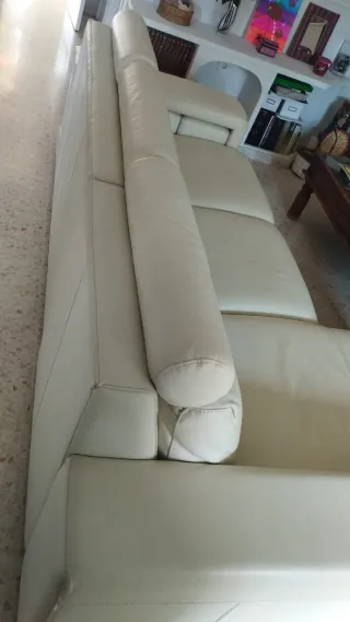 Sofá dividible de piel nuevo.