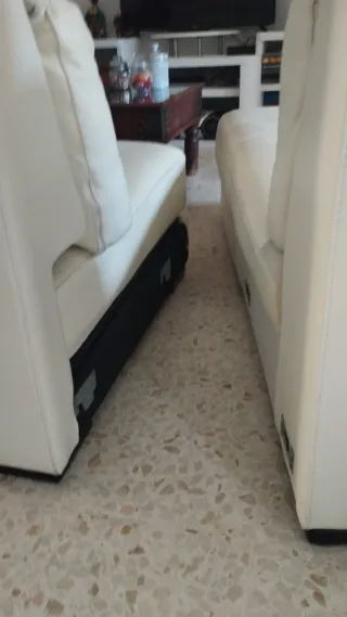 Sofá dividible de piel nuevo.