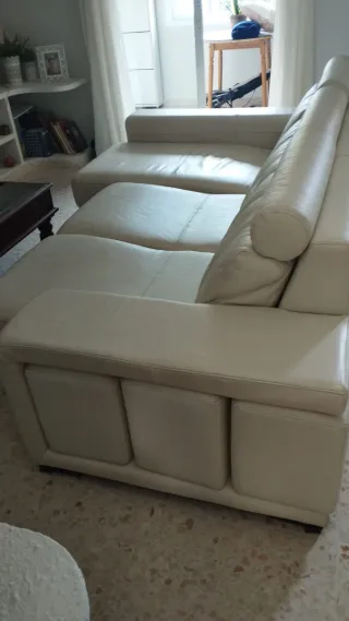 Sofá dividible de piel nuevo.