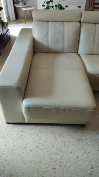 Sofá dividible de piel nuevo.