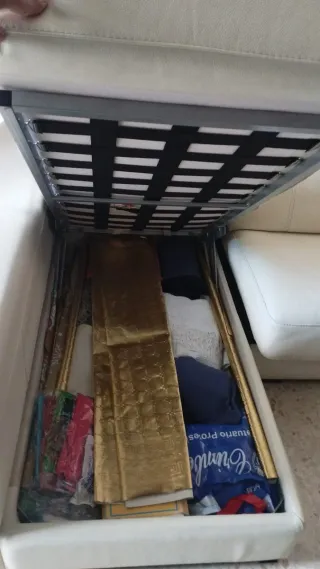 Sofá dividible de piel nuevo.