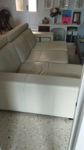 Sofá dividible de piel nuevo.