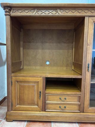 Mueble de madera maciza con vitrina