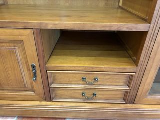 Mueble de madera maciza con vitrina