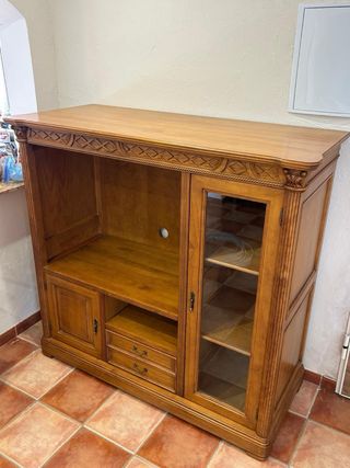 Mueble de madera maciza con vitrina