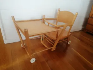 Trona de madera convertible en mesa con ruedas