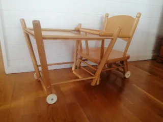 Trona de madera convertible en mesa con ruedas