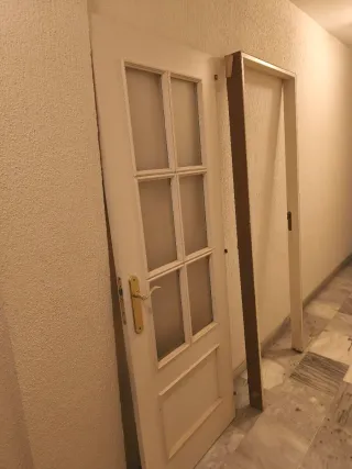 Puerta blanca de cristal con marco blanco