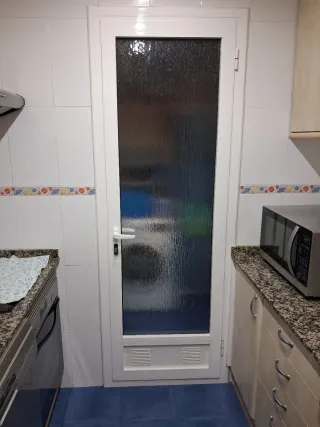 Puerta de aluminio blanca