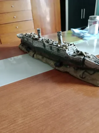 Decoración acuario barco hundido