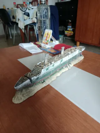 Decoración acuario barco hundido