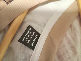 Sudadera beige con estampado de plumas