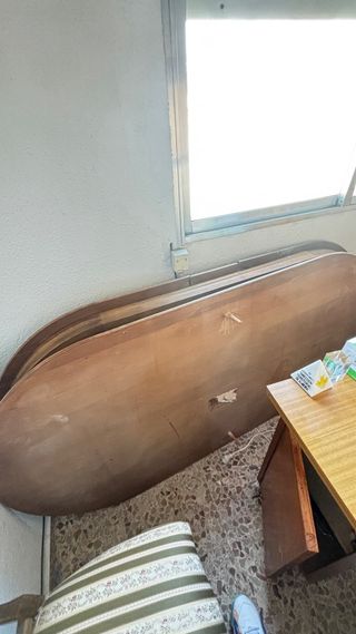 Lámpara de techo dorada y blanca