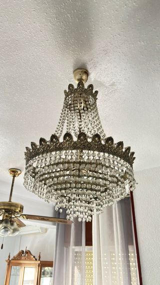 Lámpara de techo dorada y blanca