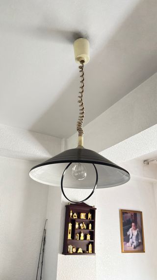 Lámpara de techo dorada y blanca