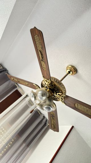 Lámpara de techo dorada y blanca