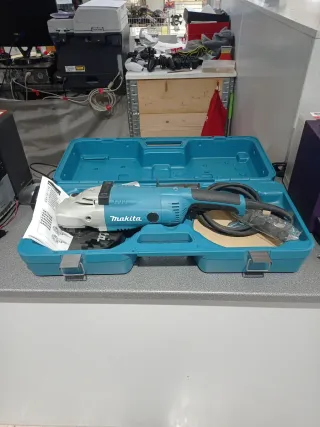 Radial Makita GA7020 en maletín