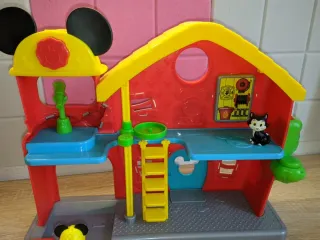 Estación y Camión Bomberos Mickey Mouse