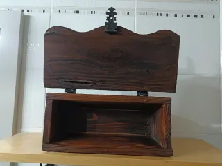 Baúl de madera y metal