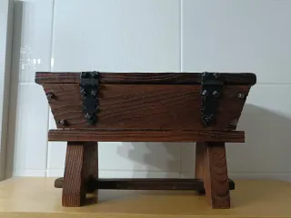 Baúl de madera y metal