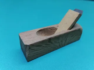 Cepillo carpintero madera juguete.