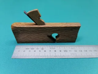 Cepillo carpintero madera juguete.