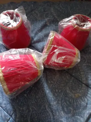 Paralumi rossi e panna con dettagli oro