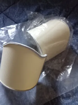 Paralumi rossi e panna con dettagli oro